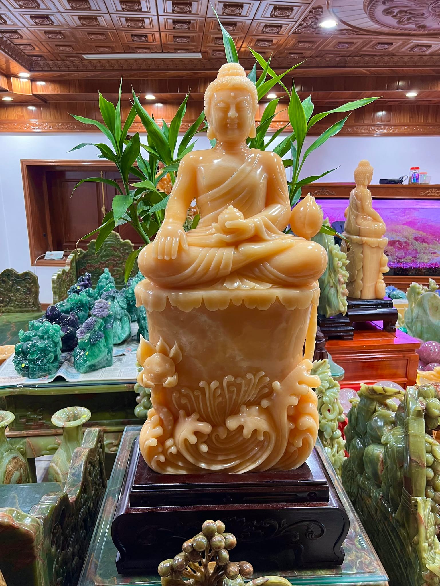 Tượng phật ngọc thích ca mâu ni bằng ngọc hoàng long